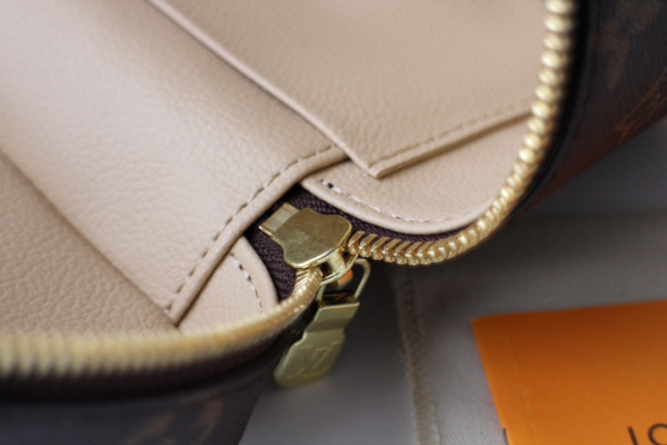 l0*is V*t0n toiletry bag