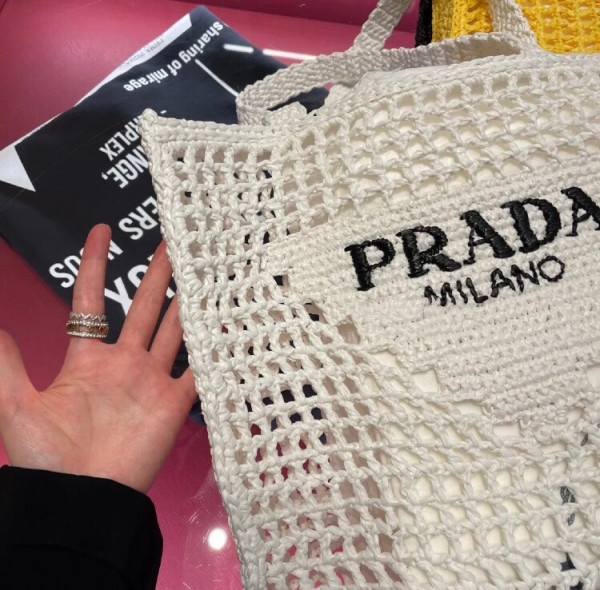 Pra*a raffia tote bag