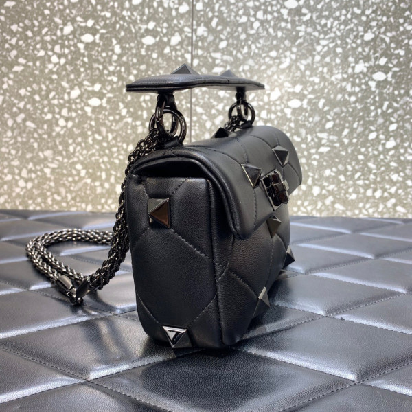 VALENTINO ONLINE EXCLUSIVE SMALL ROMAN STUD THE SHOULDER BAG WITH CHAIN