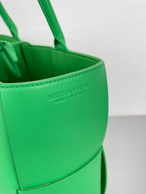 bo*te*ga Ve*ne*ta arco medium tote