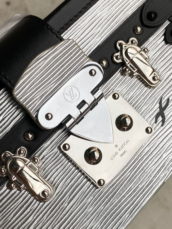 l0*is V*t0n petite malle