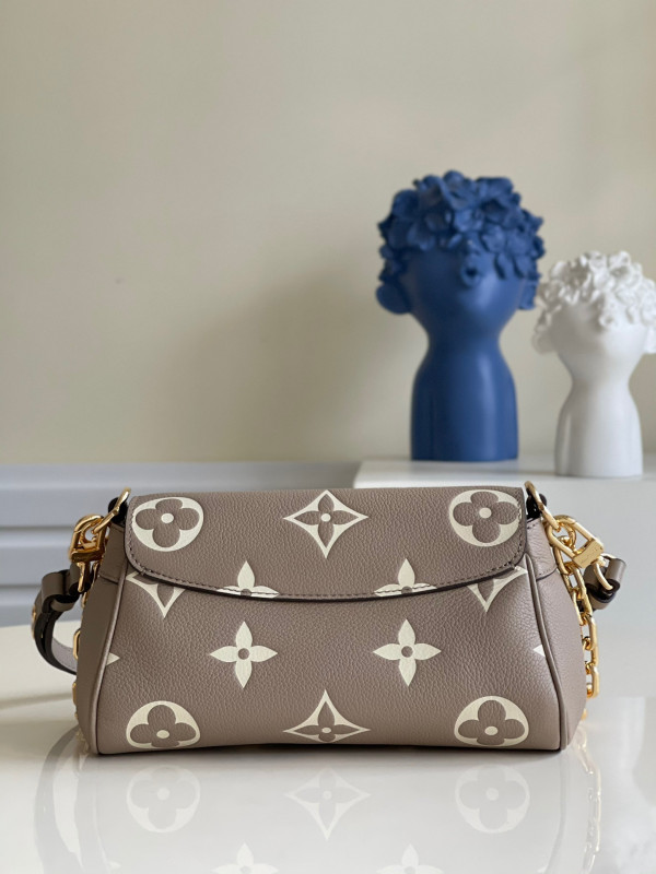 l0*is V*t0n favorite