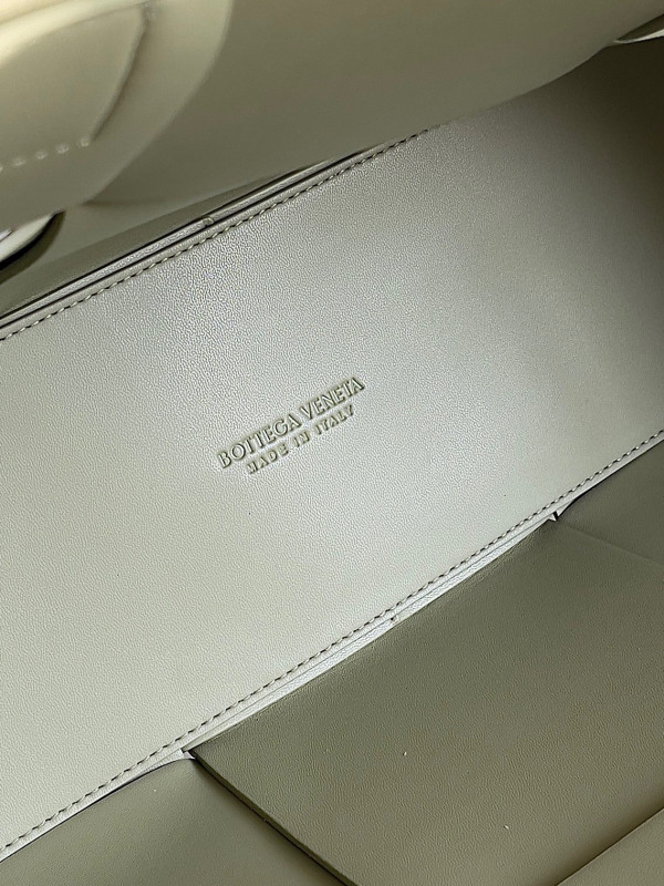 bo*te*ga Ve*ne*ta arco medium tote