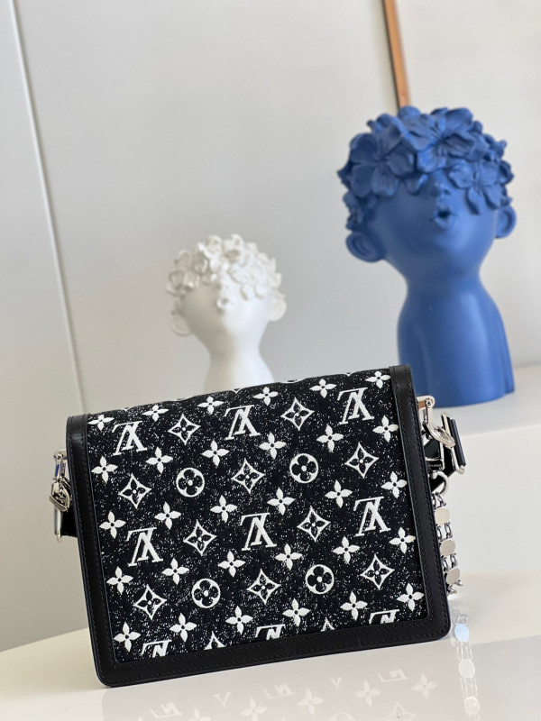 l0*is V*t0n dauphine mm