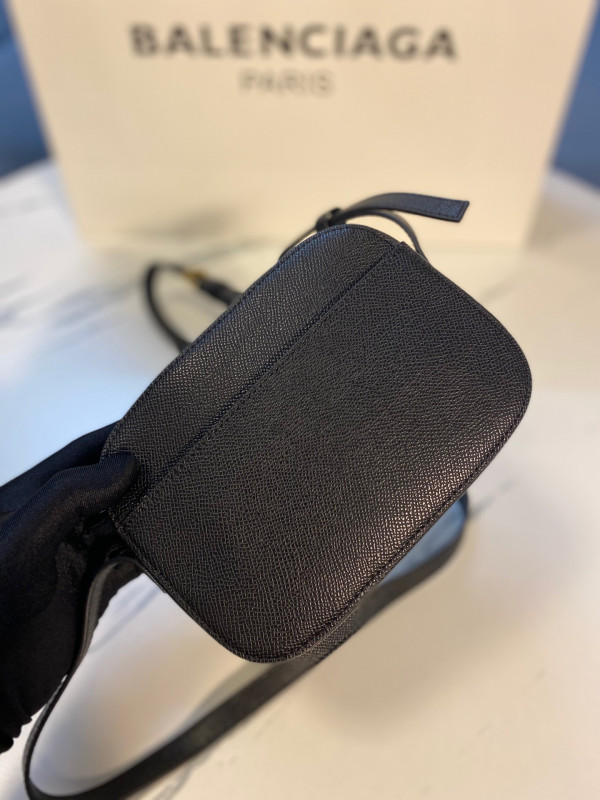 Ba*len*cia*ga everyday camera bag xs