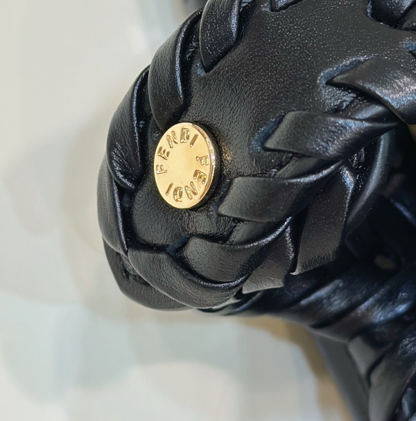 F**di peekaboo iseeu small-27x21x11cm