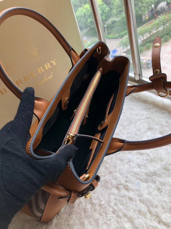 B**rry the medium banner in leather and house check