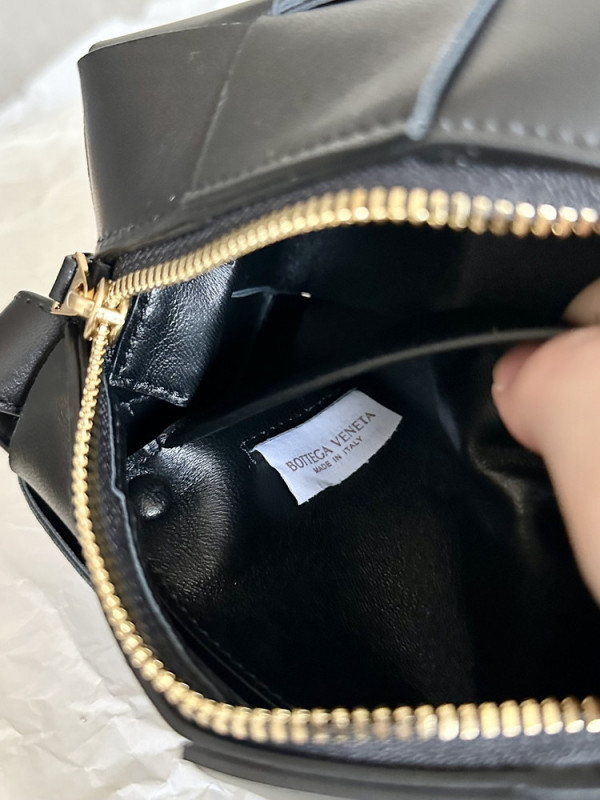 bo*te*ga Ve*ne*ta smal brick cassette