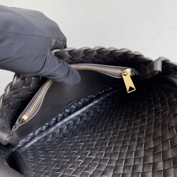 bo*te*ga Ve*ne*ta  small cobble shoulder bag