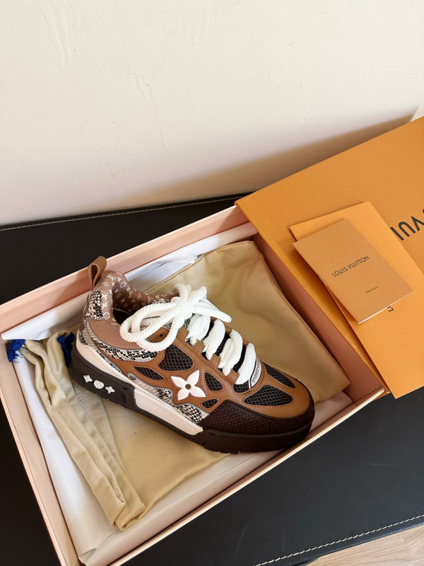 l0*is V*t0n sneakers