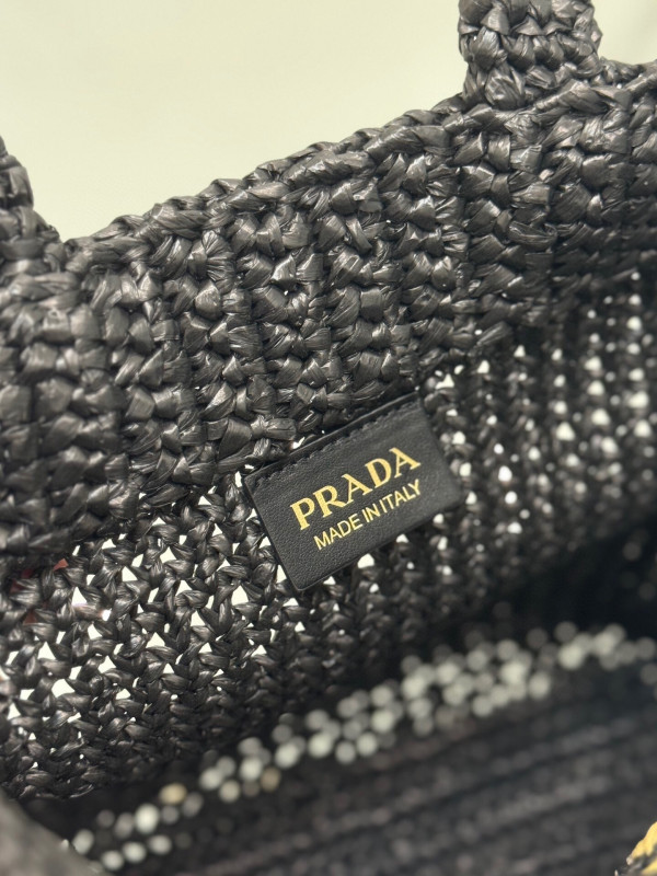 Pra*a crochet tote bag
