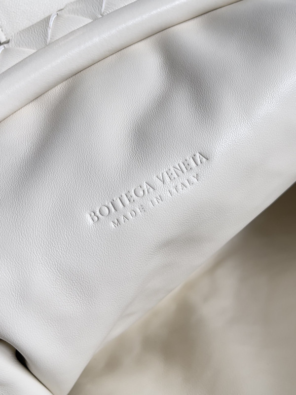 bo*te*ga Ve*ne*ta teen lauren 1980 with chain