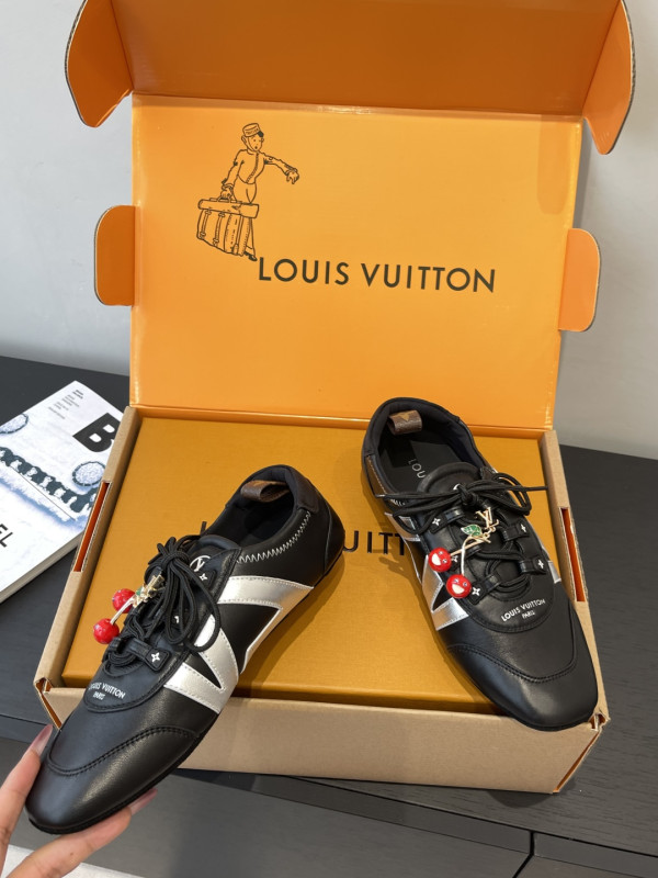 l0*is V*t0n sneakerina