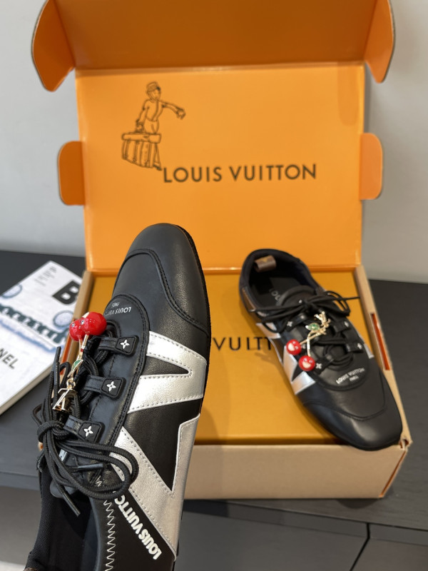 l0*is V*t0n sneakerina