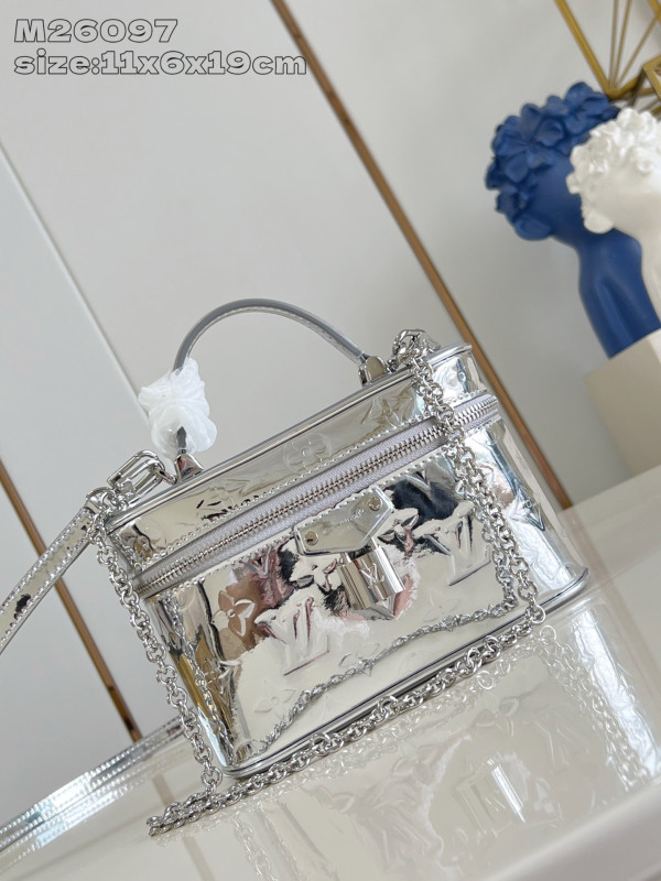 l0*is V*t0n vanity chain pouch-19 x 11.5 x 6.5 cm